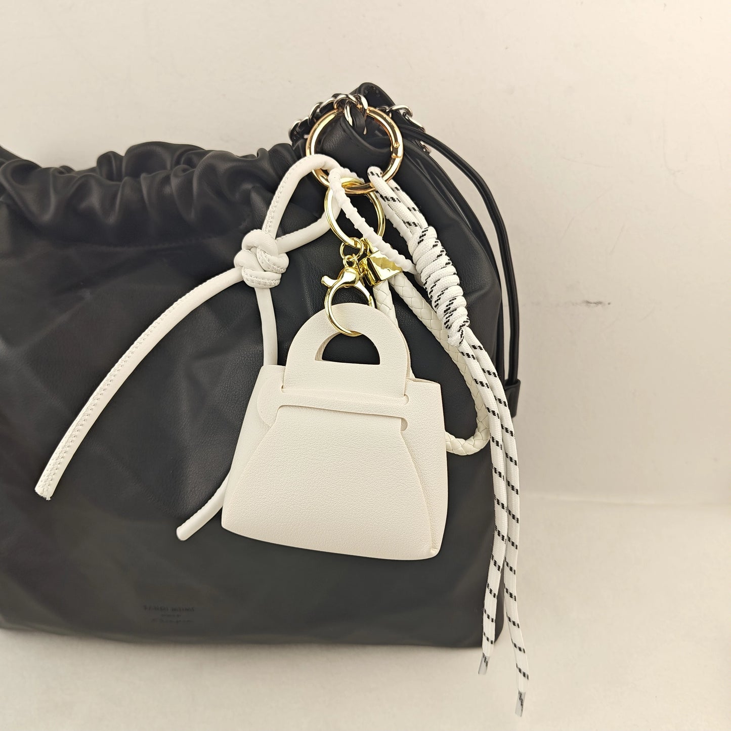 Taschenanhänger aus Leder